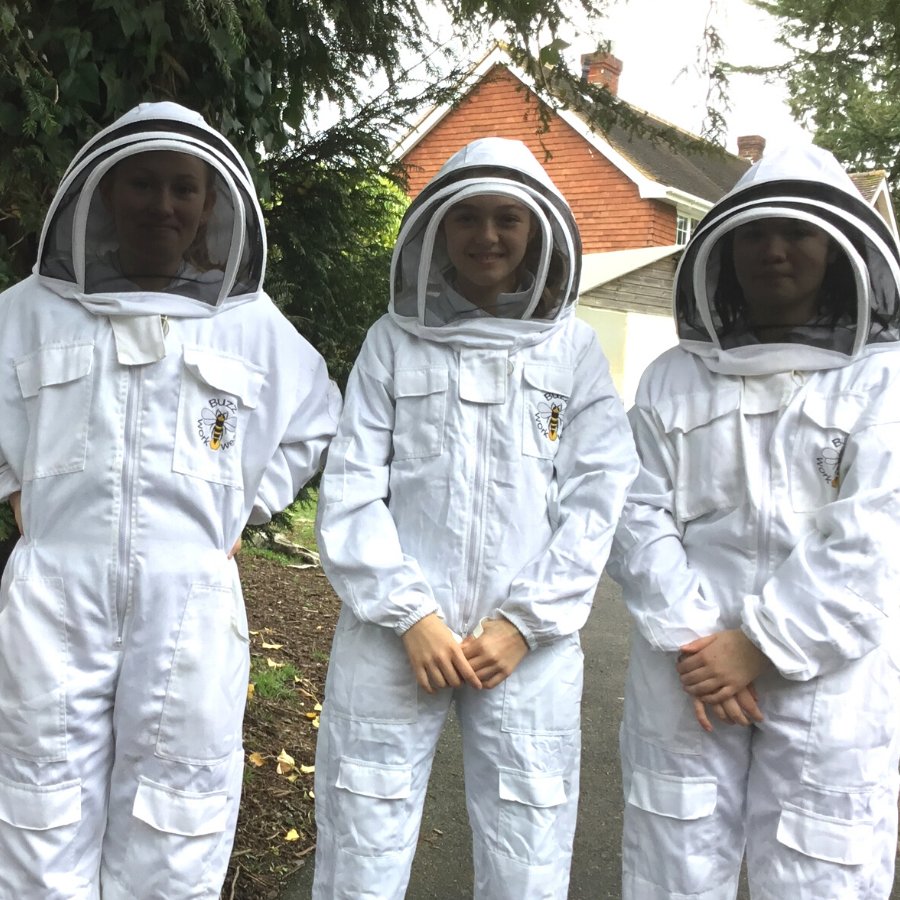 DunottarSchool's tweet photo. We love bees at Dunottar! Our Beekeeping Club is a very popular co-curricular activity. Our beekeepers meet once a week to learn all about bees and tend to our hives. Dunottar's bees produce delicious honey each year. 🐝🍯 https://t.co/lj9O0zB3rf