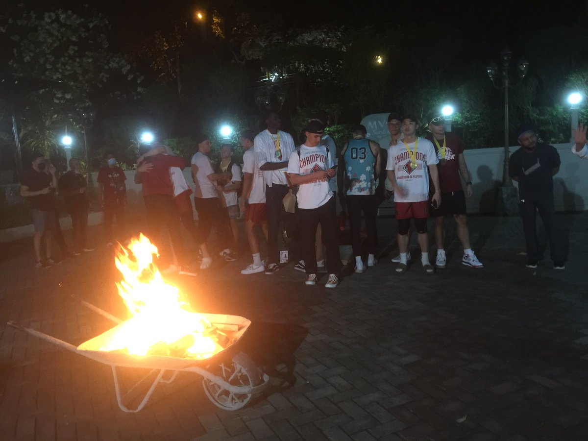 UP President Danilo Concepcion pinangunahan ang simbolikong bonfire sa loob ng UP Diliman kasama ang UPMBT at mga kasapi  ng UP communities matapos magkampeon sa UAAP Season 84 
#UPFight 
#A10To
#UPFightingMaroons
