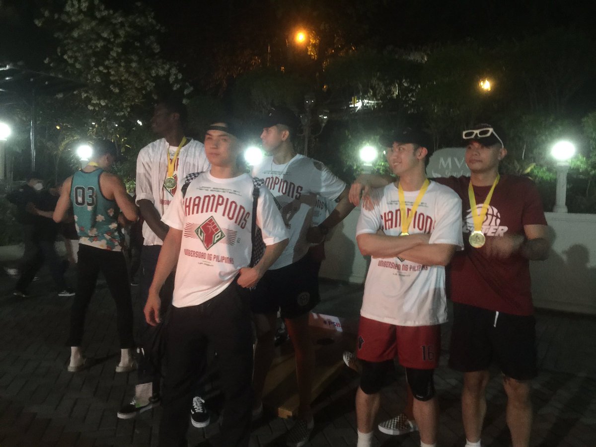 AbnerMercado's tweet photo. UP President Danilo Concepcion pinangunahan ang simbolikong bonfire sa loob ng UP Diliman kasama ang UPMBT at mga kasapi  ng UP communities matapos magkampeon sa UAAP Season 84 
#UPFight 
#A10To
#UPFightingMaroons https://t.co/qOlbpfFXOA
