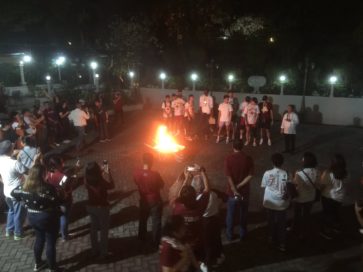 AbnerMercado's tweet photo. UP President Danilo Concepcion pinangunahan ang simbolikong bonfire sa loob ng UP Diliman kasama ang UPMBT at mga kasapi  ng UP communities matapos magkampeon sa UAAP Season 84 
#UPFight 
#A10To
#UPFightingMaroons https://t.co/qOlbpfFXOA