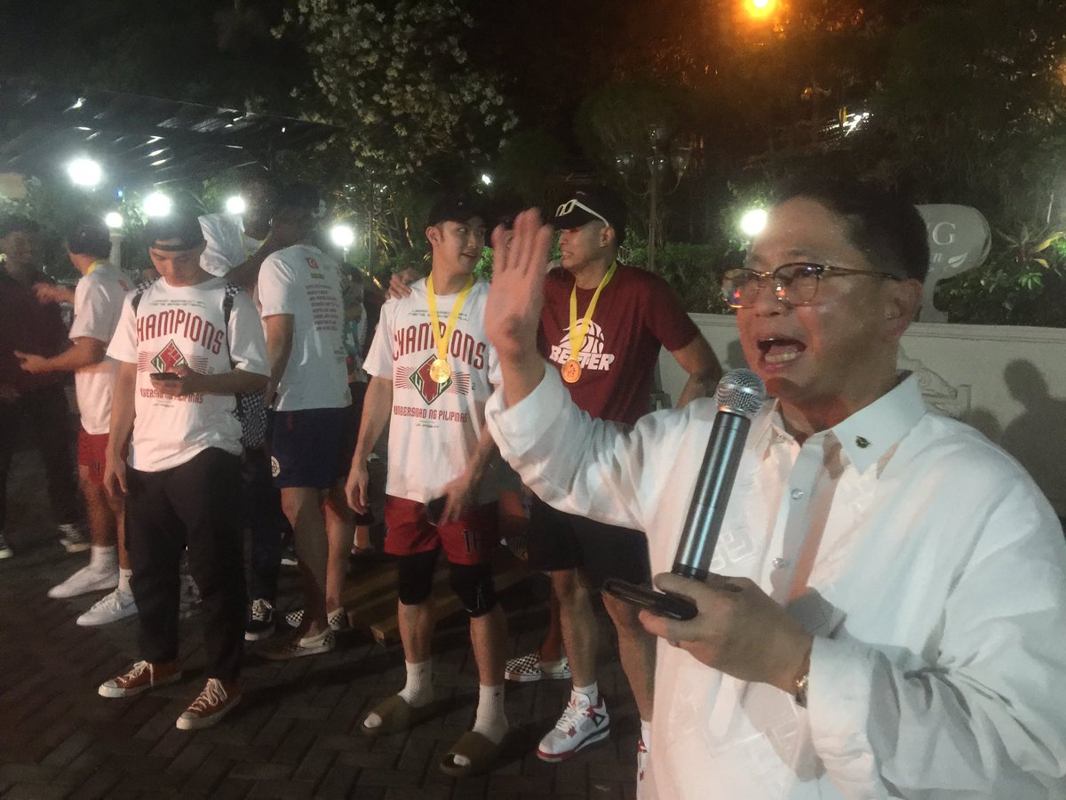AbnerMercado's tweet photo. UP President Danilo Concepcion pinangunahan ang simbolikong bonfire sa loob ng UP Diliman kasama ang UPMBT at mga kasapi  ng UP communities matapos magkampeon sa UAAP Season 84 
#UPFight 
#A10To
#UPFightingMaroons https://t.co/qOlbpfFXOA