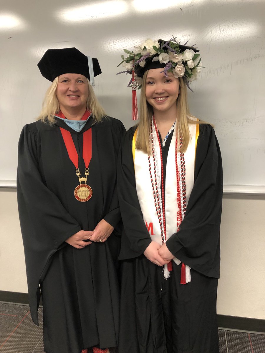 DrBrendaAH's tweet photo. The 2022 Student Senate President ⁦@MSUMStuSen⁩, Jess Mueller just crossed the stage to graduate from ⁦@MSUMoorhead⁩. Congratulations! #MSUM2022 🎓 https://t.co/PEKrcvd5Ef