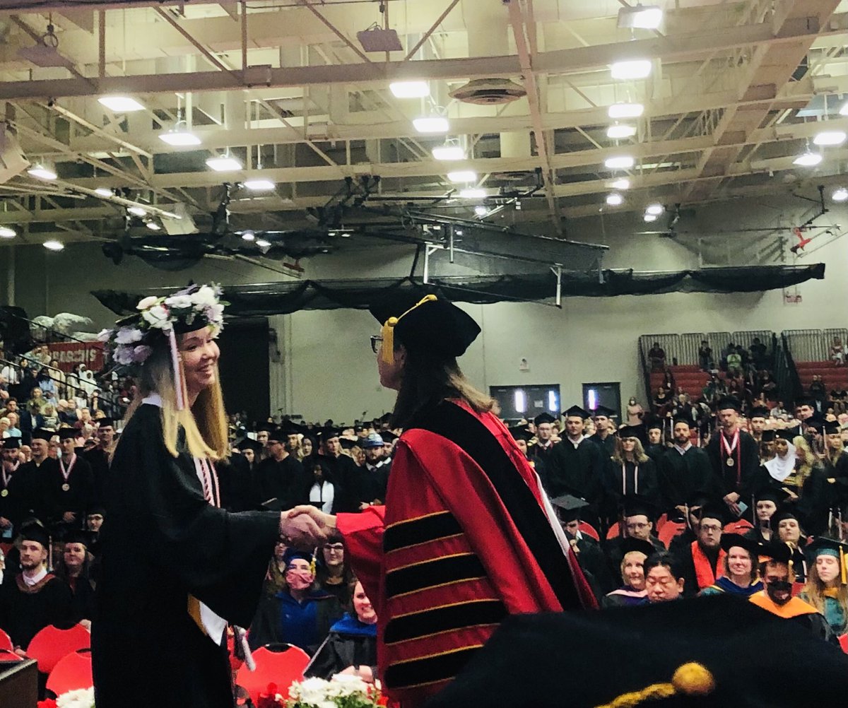 DrBrendaAH's tweet photo. The 2022 Student Senate President ⁦@MSUMStuSen⁩, Jess Mueller just crossed the stage to graduate from ⁦@MSUMoorhead⁩. Congratulations! #MSUM2022 🎓 https://t.co/PEKrcvd5Ef
