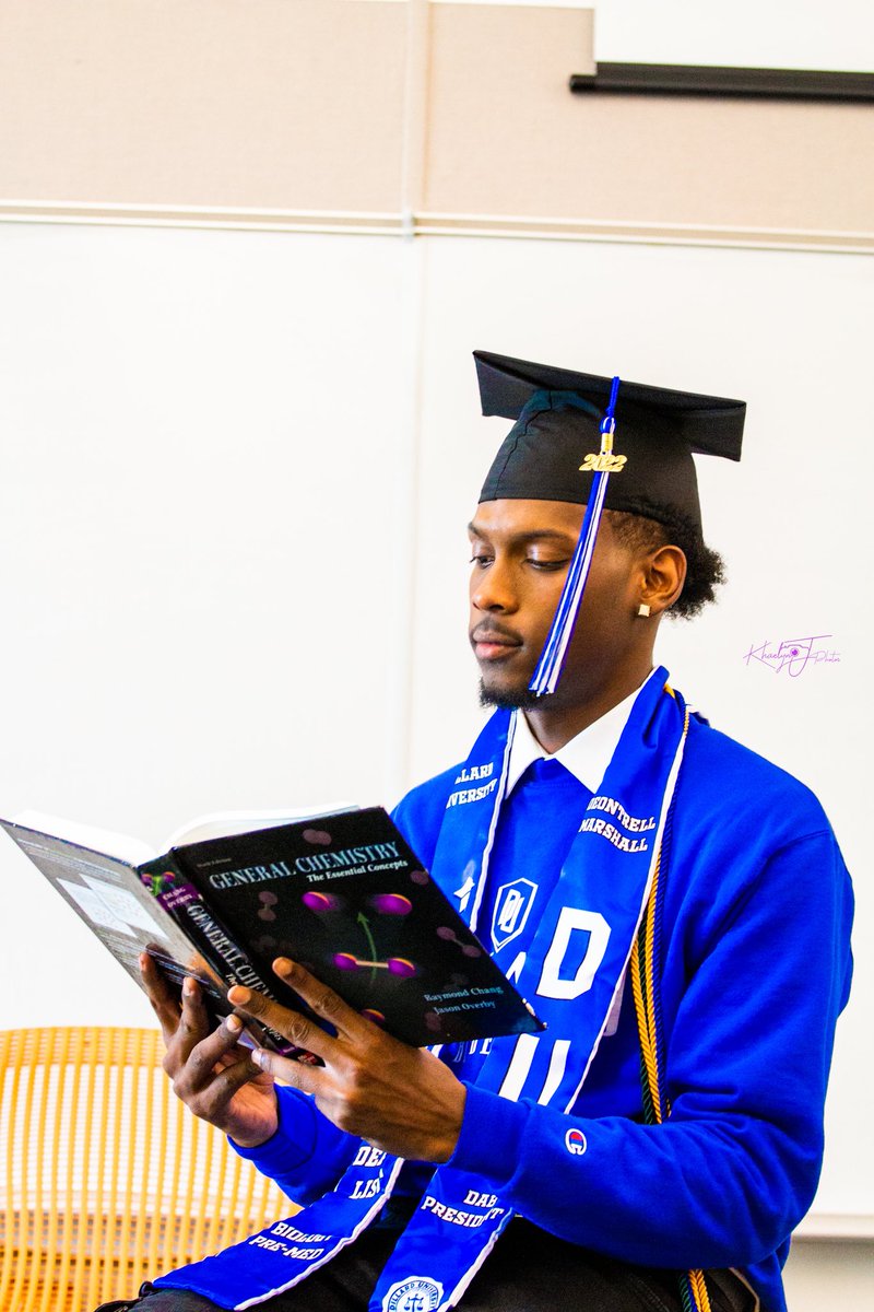 Htx_Dee2's tweet photo. i never dreamed about success. i worked for it 📚

Dillard University 
May 14th, 2022

… Dee Signing Out ✌🏾

 #HBCUGrad #du22 #mydu https://t.co/TxsEQRmXaT