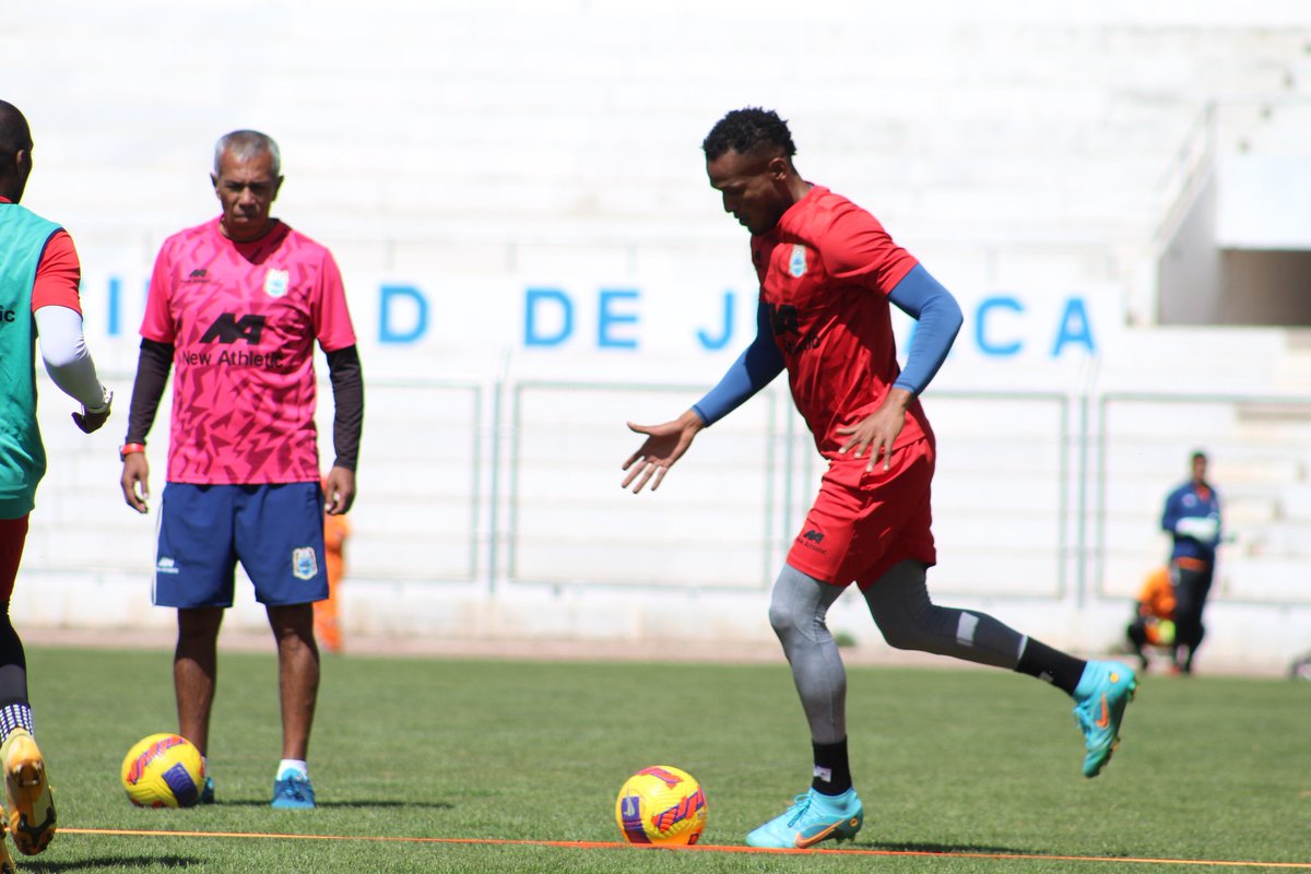 BinacionalFC's tweet photo. 📸| ¡Disciplina, trabajo y humildad!
¡Vamos, Binacional! ¡Vamos, Juliaca! ¡Vamos, región de Puno!
#DaleBi #PorElSur #NoDejesDeCuidarte 💪💪🔵⚪ https://t.co/dXnEAHPxaB