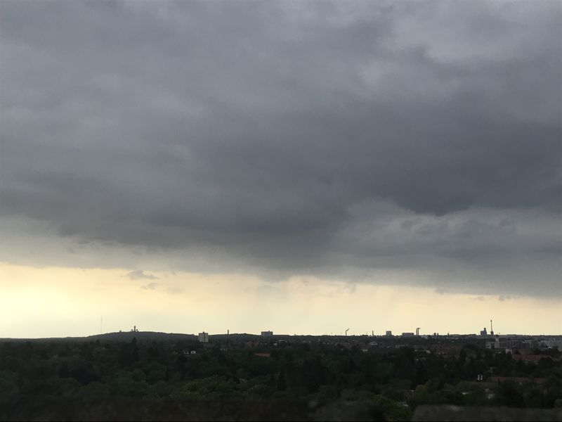 wind_berlin's tweet photo. Passend zu den #Schauern in der Nordhälfte Brandenburgs sieht man schöne #Fallstreifen nördlich von Berlin. https://t.co/vxfLnQGPsL