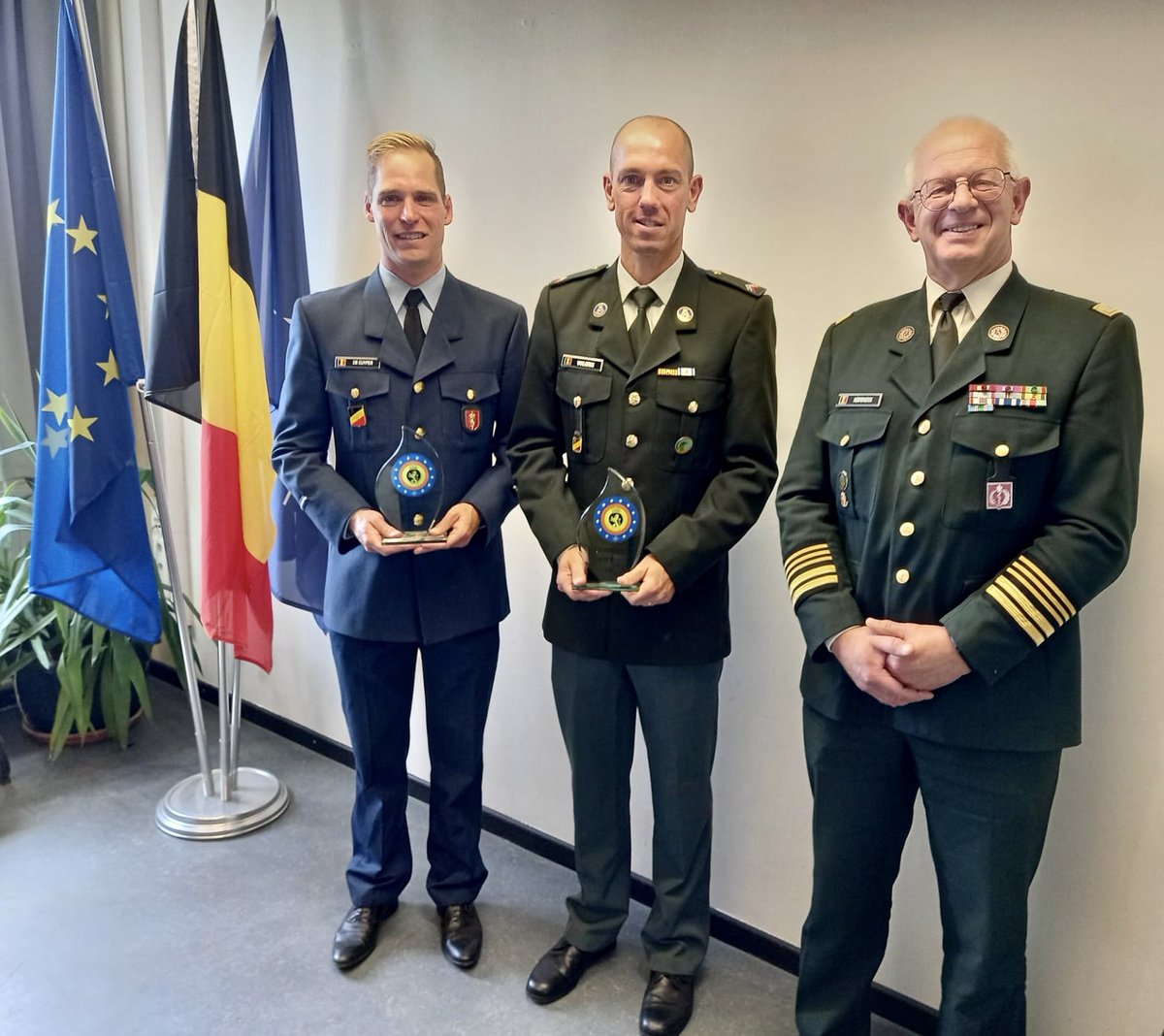 Today @GenNeirinckx handed out the @BelgiumDefence sports awards 2021 . @MartenVanRiel Best Performance among all @TopsportBelDef athletes ( in 🇯🇵 not in this picture) . @simondecuyper Best Performance among all military . @frevanlierde Sports Merit for his entire career
