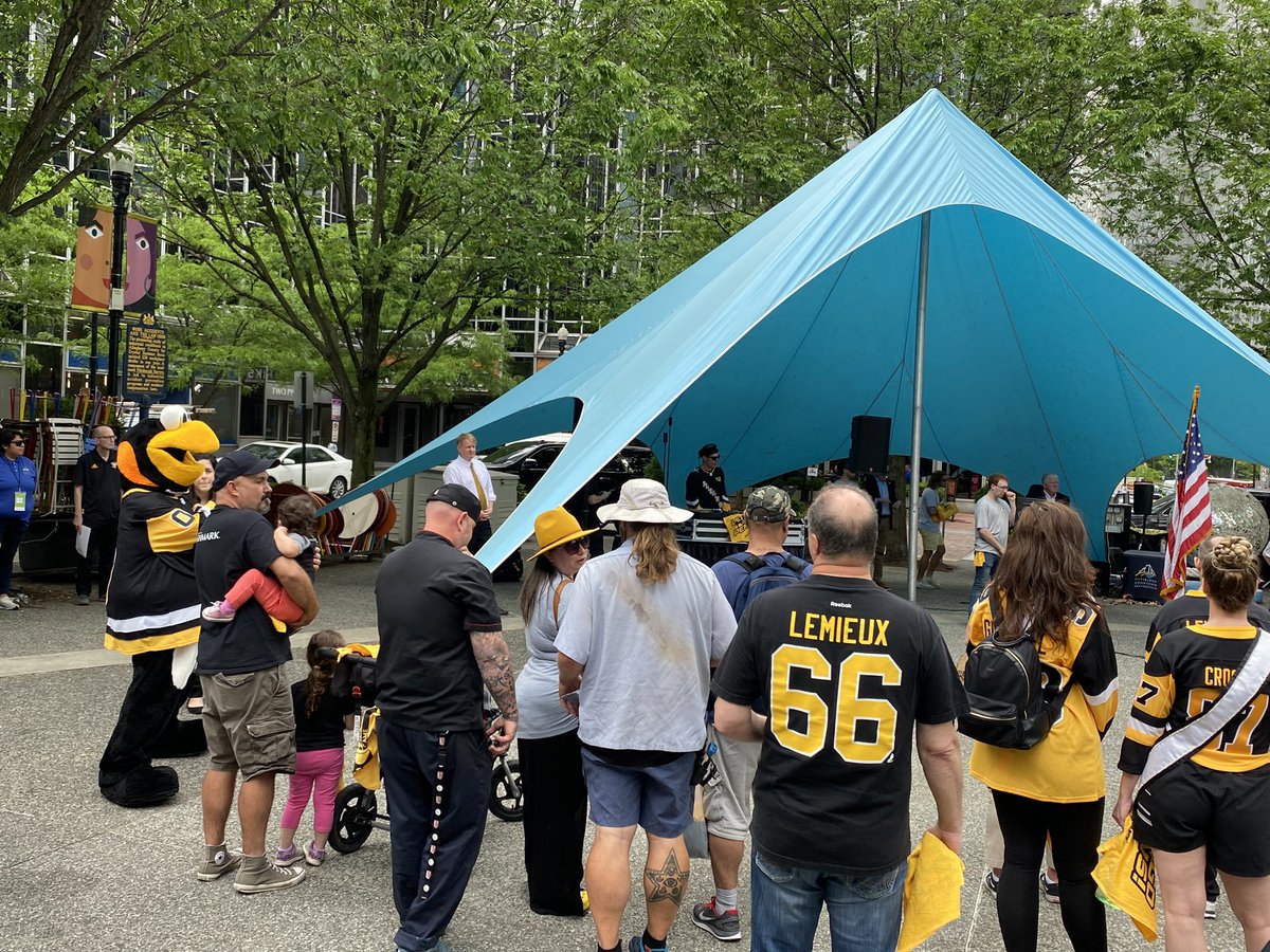 ashleyzilka's tweet photo. Pittsburgh Penguins Playoff rally happening in Market Square!
@WTAE https://t.co/H2cAWfL3VA