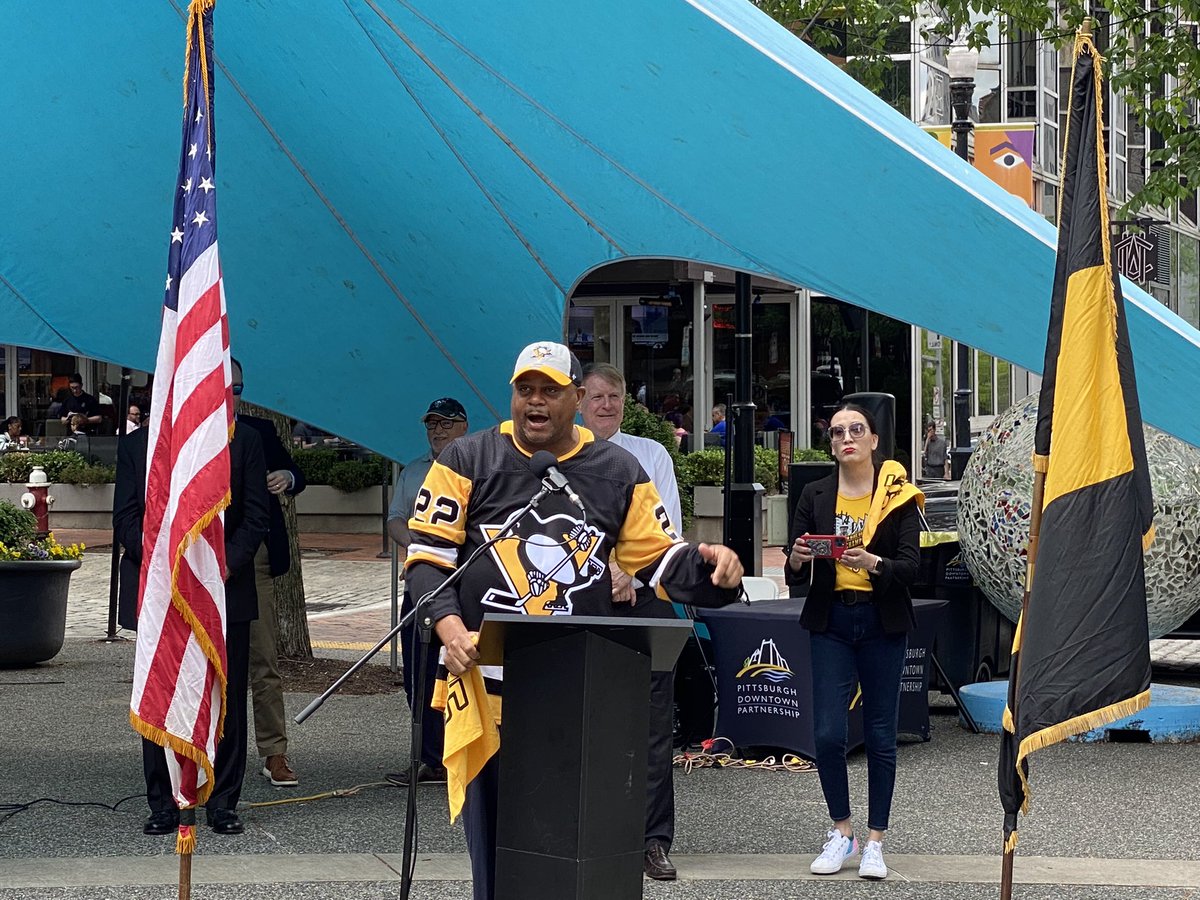 ashleyzilka's tweet photo. Pittsburgh Penguins Playoff rally happening in Market Square!
@WTAE https://t.co/H2cAWfL3VA
