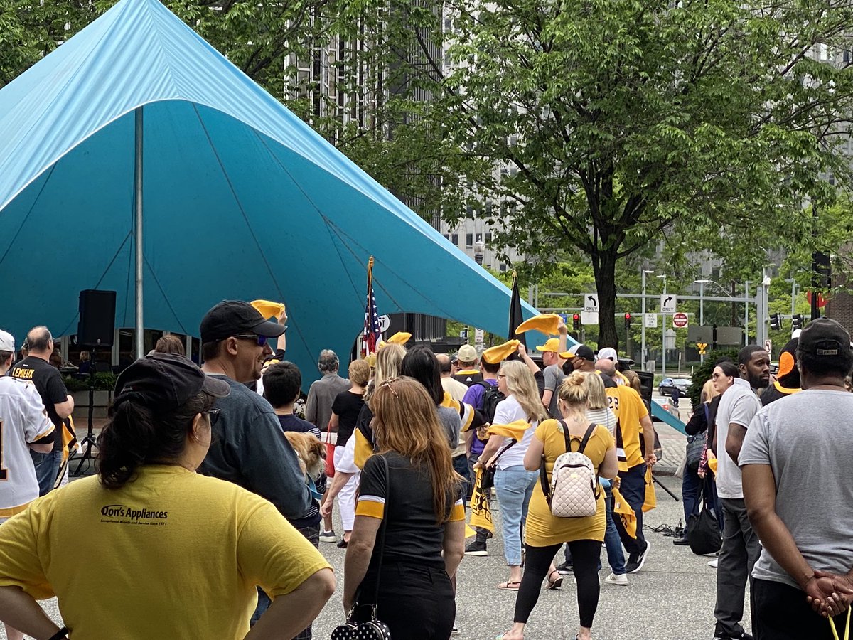 ashleyzilka's tweet photo. Pittsburgh Penguins Playoff rally happening in Market Square!
@WTAE https://t.co/H2cAWfL3VA