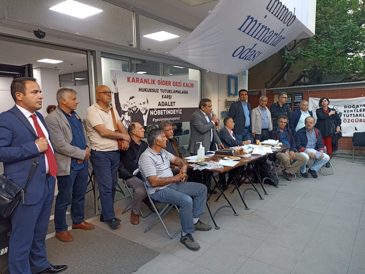 TMMOB1954's tweet photo. Yönetim Kurulu üyelerimiz, hukuksuz Gezi yargılamalarına karşı Ankara’daki adalet nöbetine katılarak Birliğimizin desteklerini sundular. 

Tekrar söylüyoruz: #GeziyiSavunuyoruz, Gezi Onurumuz! https://t.co/RkR75xG3Q0