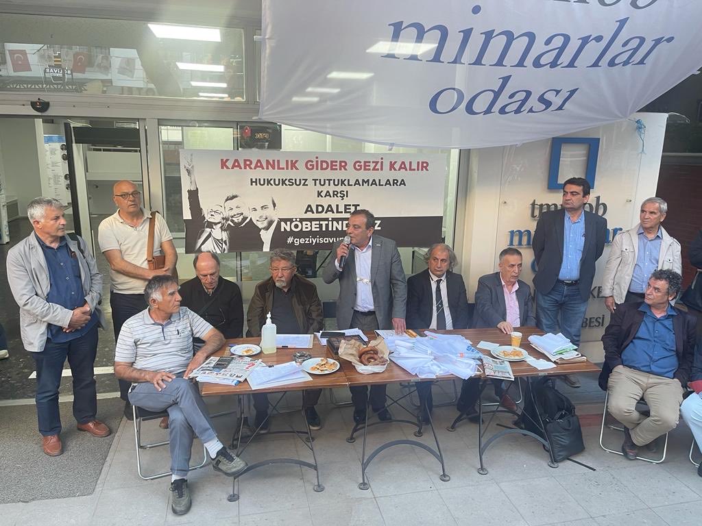 TMMOB1954's tweet photo. Yönetim Kurulu üyelerimiz, hukuksuz Gezi yargılamalarına karşı Ankara’daki adalet nöbetine katılarak Birliğimizin desteklerini sundular. 

Tekrar söylüyoruz: #GeziyiSavunuyoruz, Gezi Onurumuz! https://t.co/RkR75xG3Q0