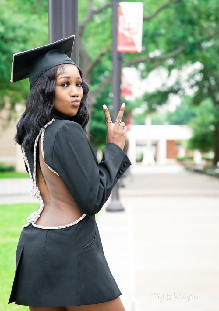 Ogdeee's tweet photo. Through all the blood sweat and tears it took to get here and I can finally said I DID IT! “God is within her she will not fail. Psalms 46:5” without God and the support of those in my corner I wouldn’t be where I am today so I thank each and everyone of you! One degree finer! 👩🏾‍🎓 https://t.co/tQQ3LaJrQp