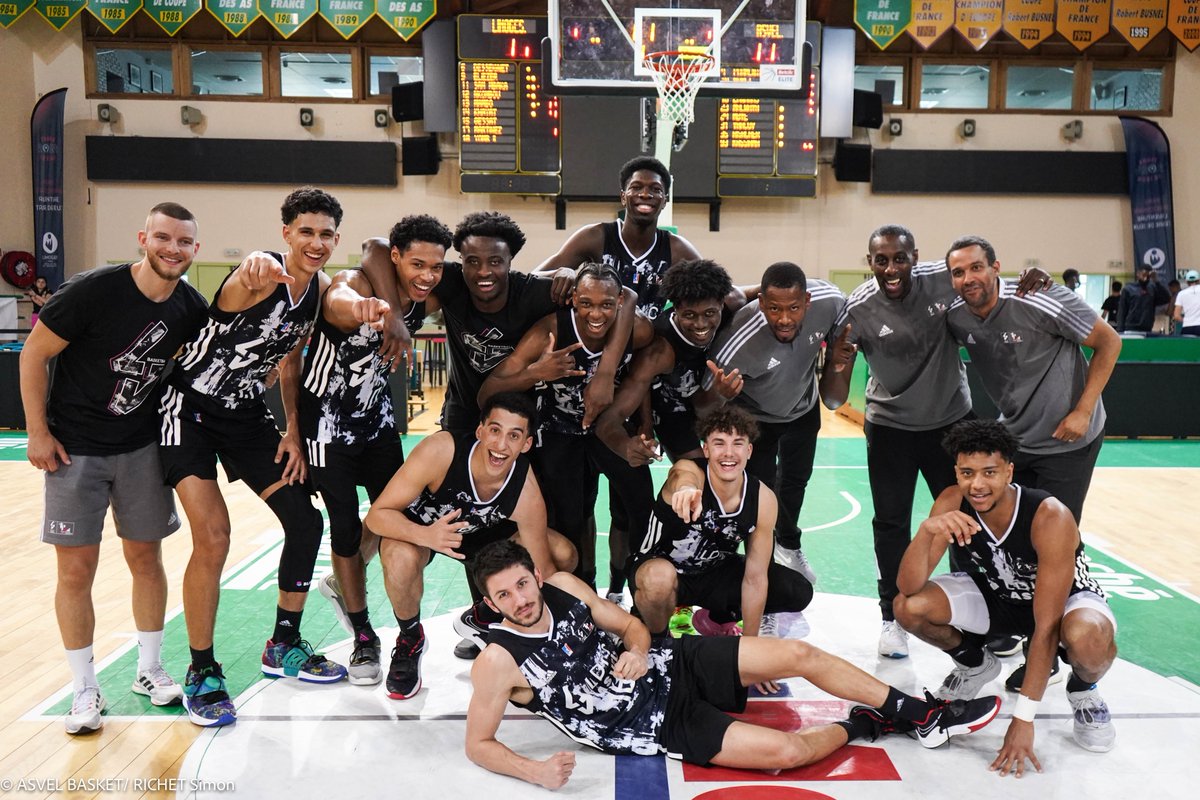 asvelbasketasso's tweet photo. ILS L'ONT FAIT ! À 2 min de la fin du match nous étions -8 ! Nos jeunes prospects s'imposent dans un match complètement fou et deviennent CHAMPIONS DE FRANCE ESPOIRS 2021-2022 🇫🇷🏆
Félicitations messieurs pour cette saison formidable 👏 https://t.co/kl8lbyFpVU