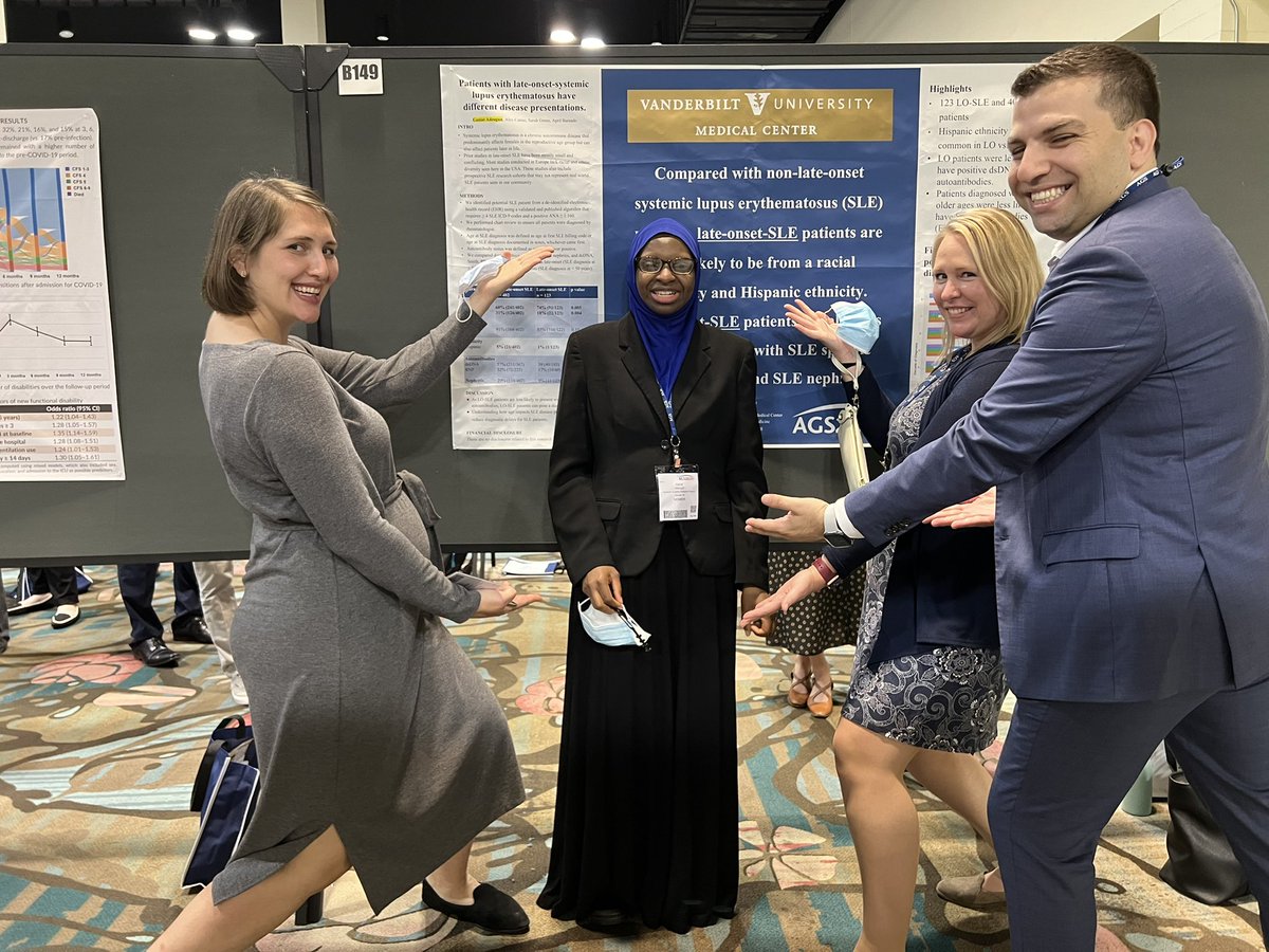 Our FANTASTIC fellow Dr. Ganiat Adeogun presenting at the #AGS22 Presidential poster session on late onset #SLE in older adults. We are so proud! #AGS22 #thisisgeriatrics #gerirheum