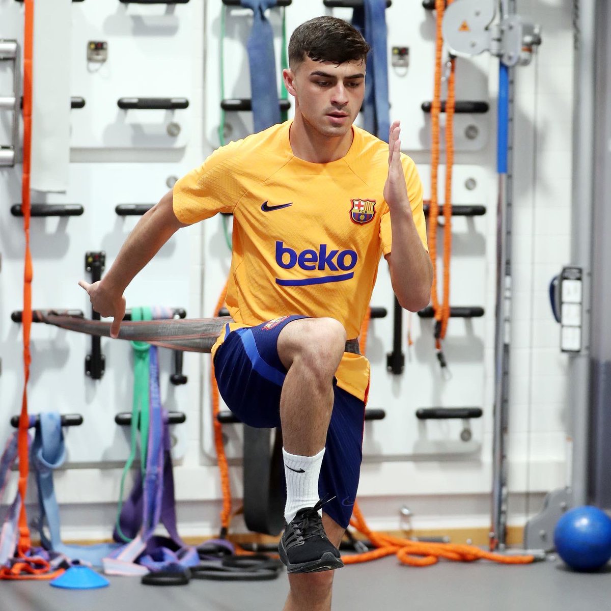 Pedri's tweet photo. 𝑾𝒐𝒓𝒌 𝒊𝒏 𝒑𝒓𝒐𝒈𝒓𝒆𝒔𝒔 🏋🏻‍♂️💪 https://t.co/ie1FCnt8zL