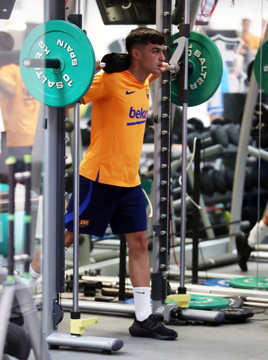 Pedri's tweet photo. 𝑾𝒐𝒓𝒌 𝒊𝒏 𝒑𝒓𝒐𝒈𝒓𝒆𝒔𝒔 🏋🏻‍♂️💪 https://t.co/ie1FCnt8zL