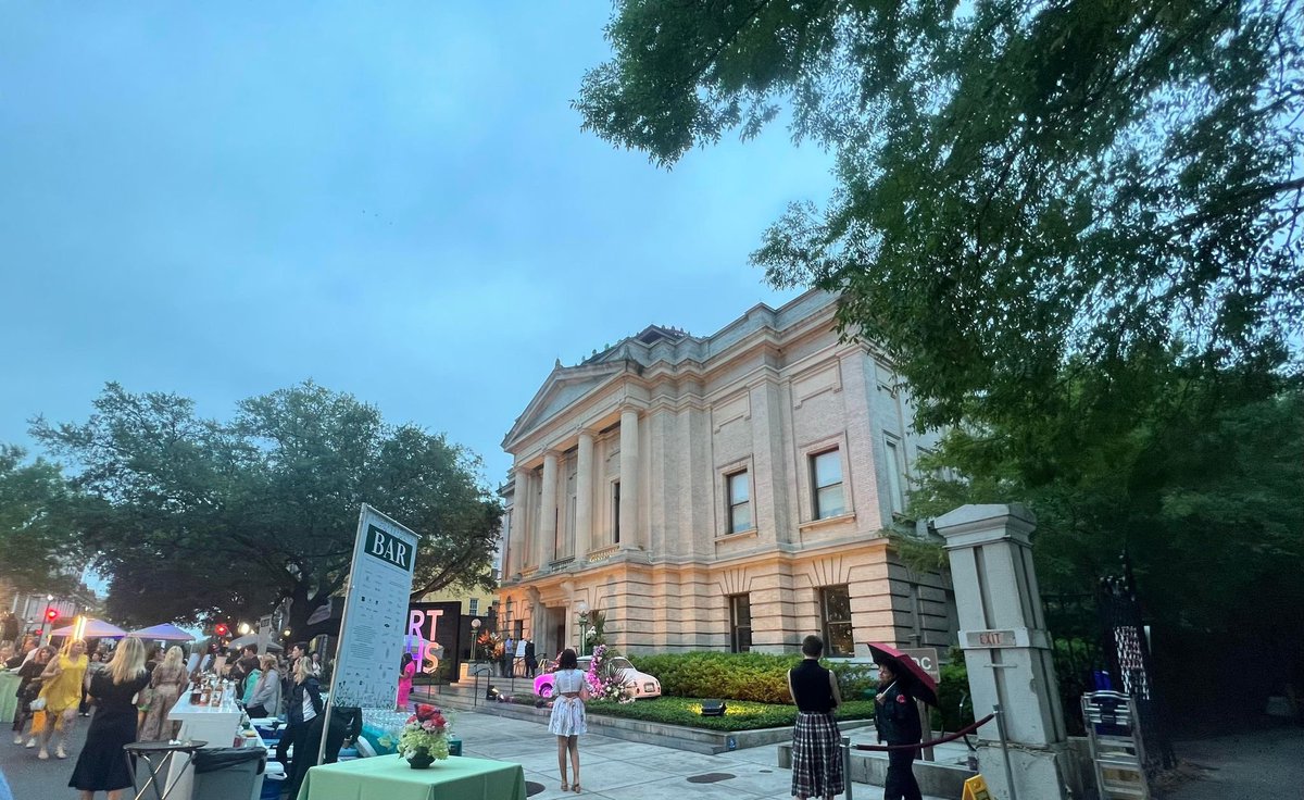 CarriageCHS's tweet photo. The Gibbes on the Street party was a success! Such a fun time with @theGibbesmuseum #artchs https://t.co/pbsiuRbwVO