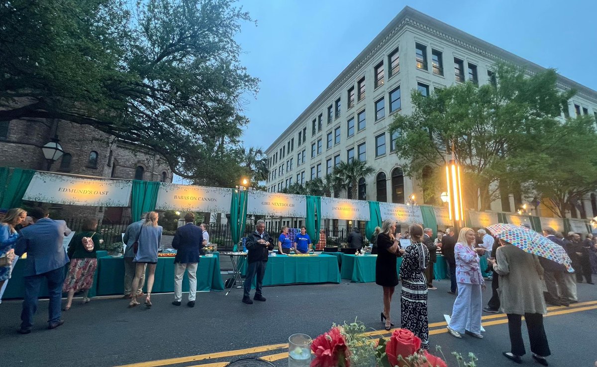 CarriageCHS's tweet photo. The Gibbes on the Street party was a success! Such a fun time with @theGibbesmuseum #artchs https://t.co/pbsiuRbwVO