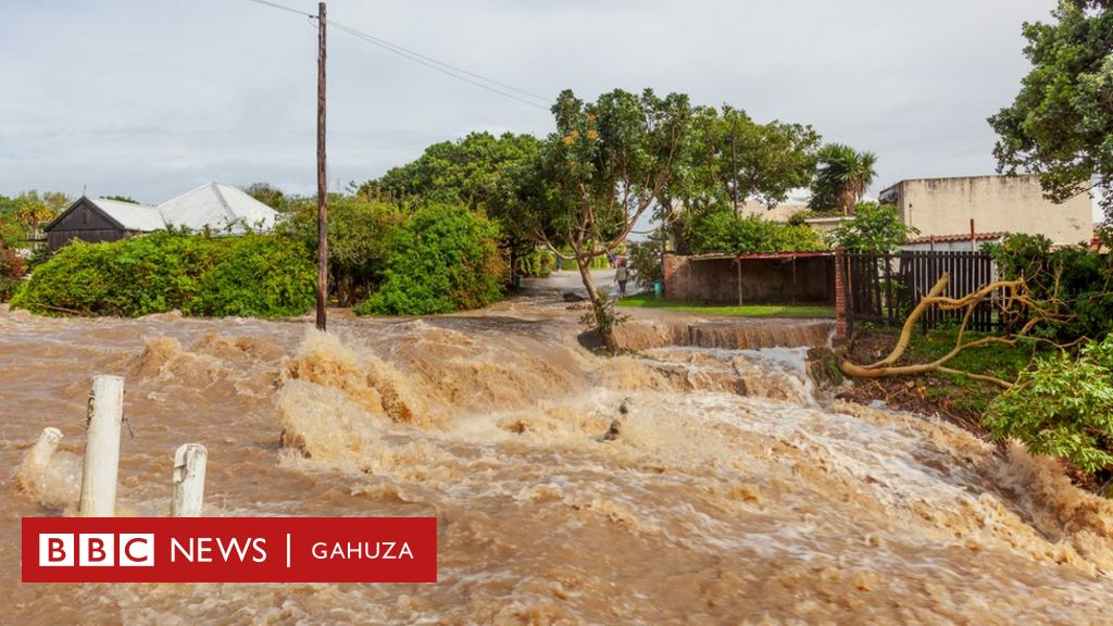 bbcgahuza's tweet photo. #Abahinga mu bumenyi bavuga yuko ihindagurika ry'ibihe #ClimateChange ari ryo ryatumye imyuzure ihitana abantu 430 muri #SouthAfrica mu kwezi guheze. https://t.co/WoamHhxSVj https://t.co/KoSF1MOUVJ
