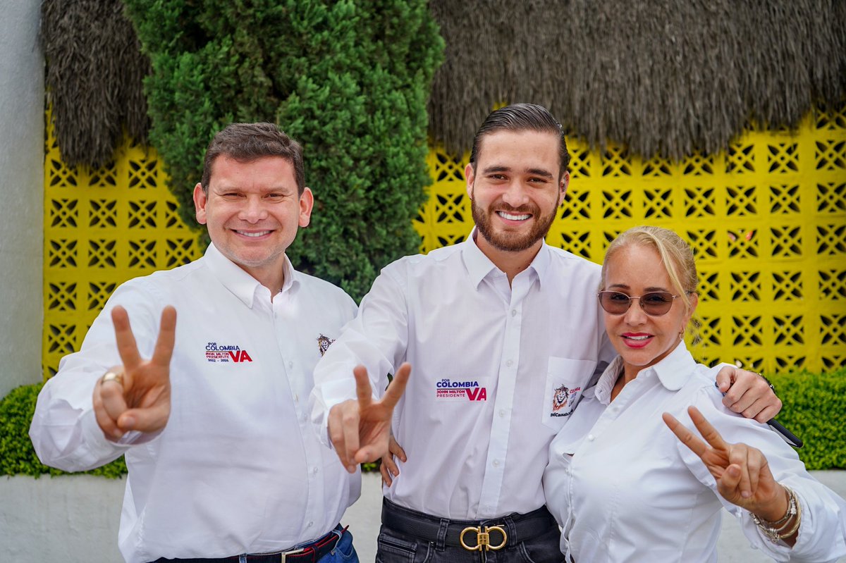 JohnMiltonR_'s tweet photo. Mi reconocimiento a mi hijo @JHONRORUIZ por su excelente participación en representación de nuestra campaña en el diálogo nacional #poderJuvenil 
#JohnMiltonPresidenteVa https://t.co/twqKUpRiE3