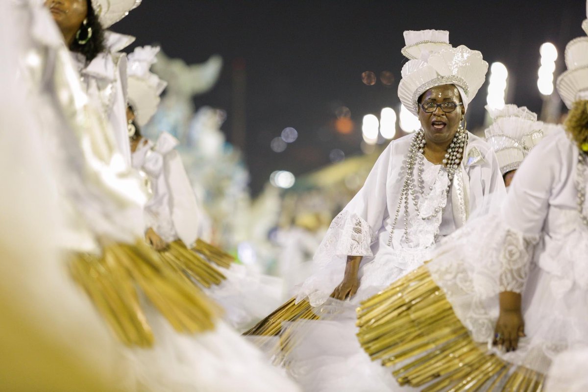 gresarocinha's tweet photo. #13demaio 
"Maria conga é que vence demanda
Saravá vó benzedeira preta velha de aruanda..." 🎼
📸 Gabriel Monteiro | Riotur

#gresarocinha #aboliçãodaescratura #pretovelho #mariaconga #adoreiàsalmas #somosum🦋 💚💙🤍 https://t.co/Ihnxdn1857