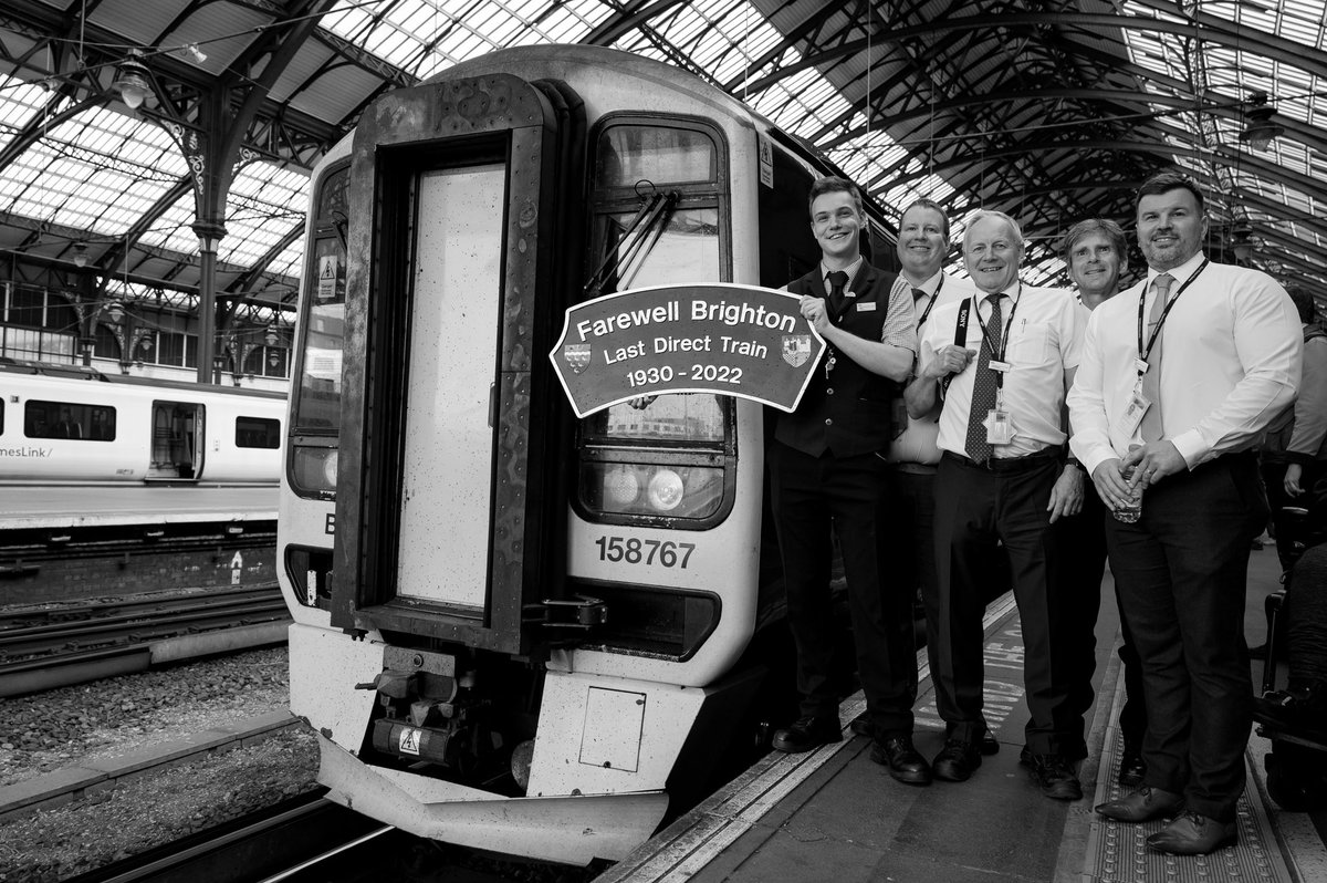 BenBroomfield_'s tweet image. And that’s a wrap!

Farewell #Brighton after 92 years of service!

Well done to @GWRHelp colleagues in the south east for making the occasion really memorable. 

#DispatchersOfTwitter #gwr #train #trains #railway #railways #south #headboard #greatwesternrailway