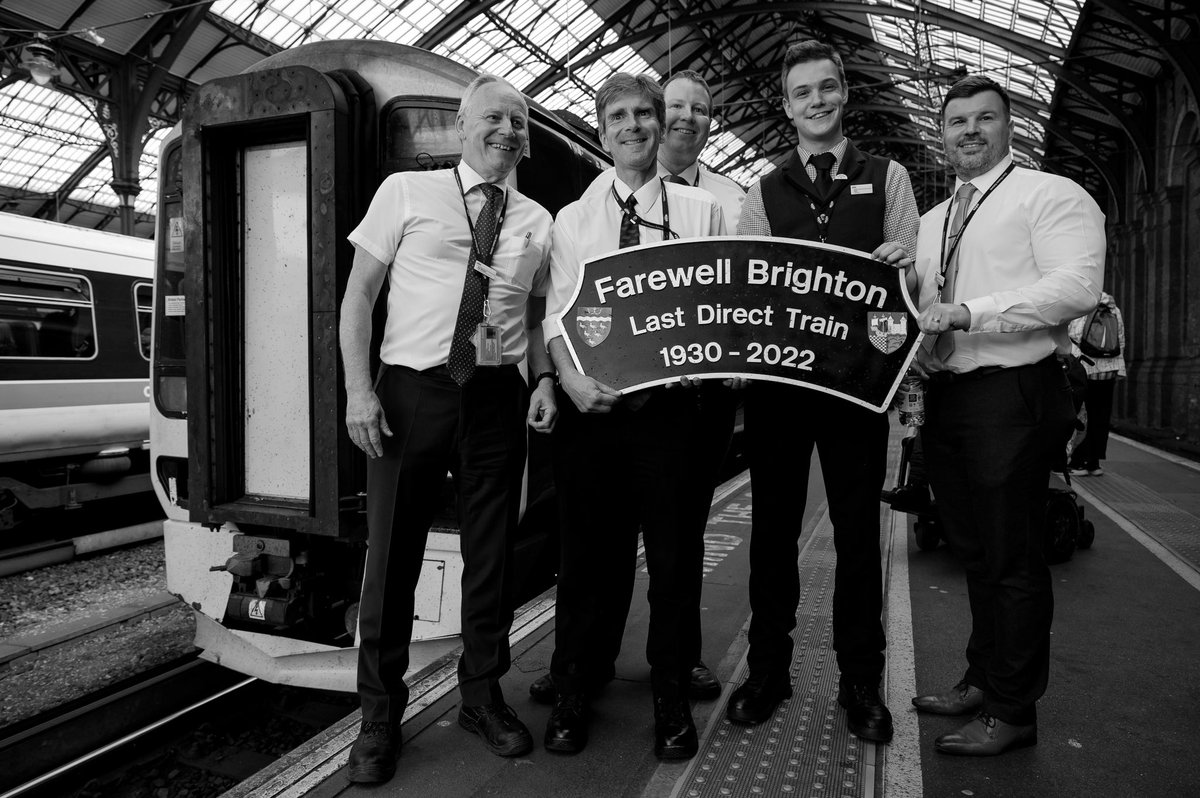 BenBroomfield_'s tweet image. And that’s a wrap!

Farewell #Brighton after 92 years of service!

Well done to @GWRHelp colleagues in the south east for making the occasion really memorable. 

#DispatchersOfTwitter #gwr #train #trains #railway #railways #south #headboard #greatwesternrailway