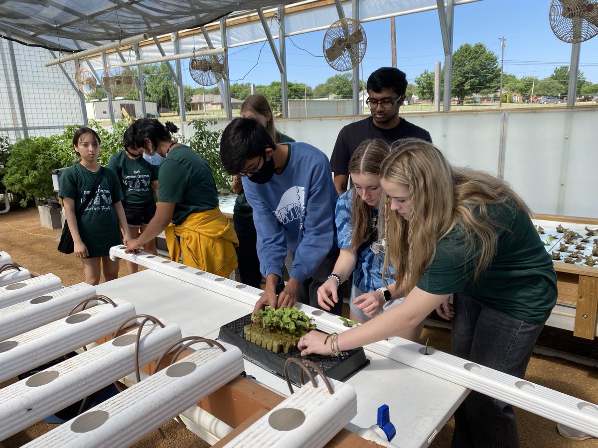 killoughfmhs's tweet photo. Our Garden Gnome club visiting  @VeteransProduce this morning.  Can’t wait to take what we’ve learned back to @FMHS9 &amp; @FlowerMoundHS to grow more sustainable food for our community! Thank you for having us! https://t.co/9ARRKw4QjO