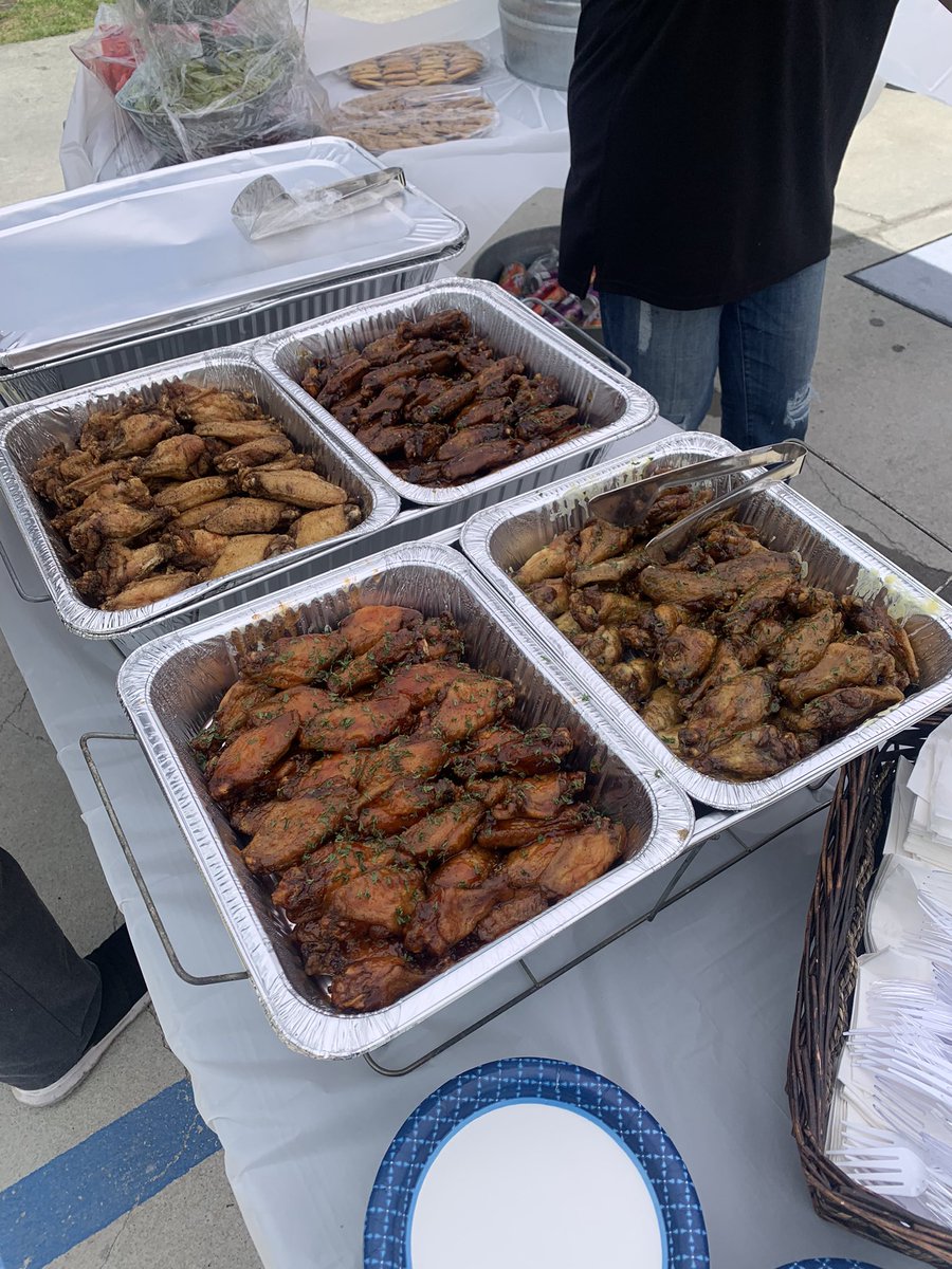 AlexTejadaNews's tweet photo. Nothing But Wings celebrates its official grand opening with a visit from @colamayor https://t.co/aSsrWU2XCl