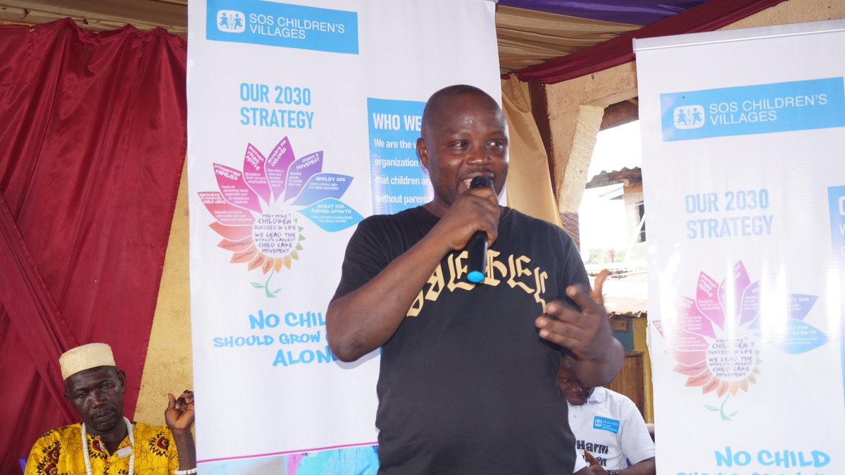 SosLeone's tweet photo. @SosLeone commenced a direct cash transfer of
#SLL 1,950,000,000 to 1500 vulnerable families. 
#282 families at Crab Town, Bonga Town, Madina and the New Life City around Lumley received today the #afrimoney cash transfer.
#eachfamily received SLL 1,300,000. https://t.co/njlWJnylUj