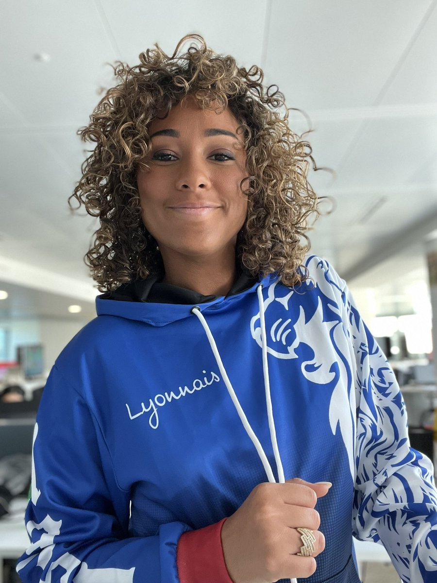 lequipedusoir's tweet photo. 🎁CADEAU🎁

Ce soir @vsainsily (indécemment bronzée) t’offre ton sweat-shirt @tribunefc du vrai supporter lyonnais 🦁🔴🔵

RT + FOLLOW @lequipedusoir 
Choisis ton chroniqueur 🎲 https://t.co/gcwqErxOrp