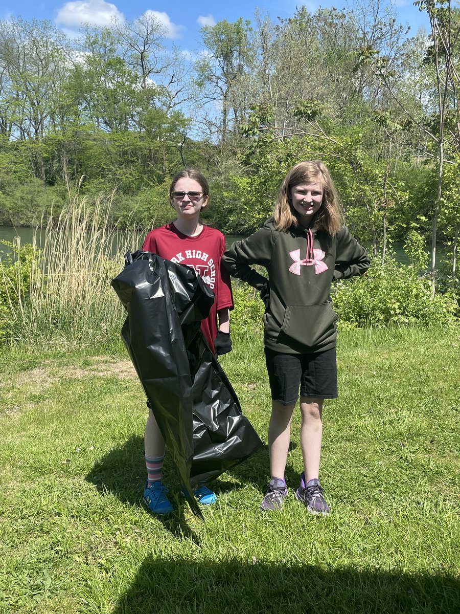 Cleaning up TJ Evans Park this afternoon with <a href="/NewarkHSKeyClub/">NHS Key Club</a> <a href="/Newark_Schools/">Newark City Schools</a> #NHSCommunityCleanUp