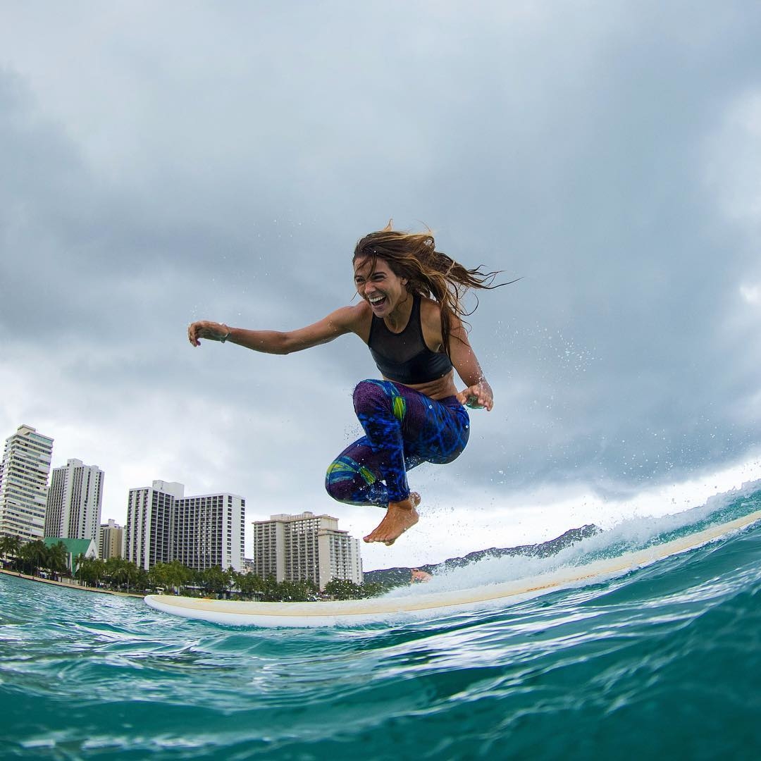 SurfGirlMag's tweet photo. Jumping into the new week like ...  💫
📷: claudinhagoncalves by jumartinss https://t.co/6jVdl8eVZq