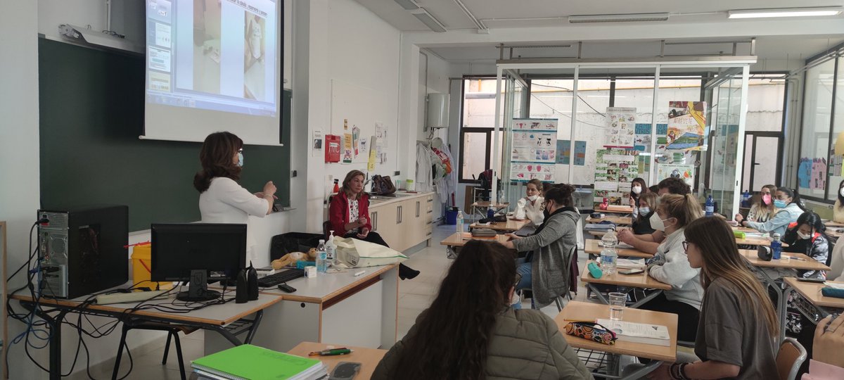 SAFAAlcala's tweet image. 📣 DIABETES #FormaciónComplementaria‼️
👇👇👇
El alumnado #CAE ha tenido una formación sobre #diabetes #bombainsulina y #sensor 👨‍⚕️👩‍⚕️
➡️ Formación impartida por madres de pacientes diabéticos #Trini #Mayo, acompañándolas también #Mamen médico del Hospital de Alcalá la Real