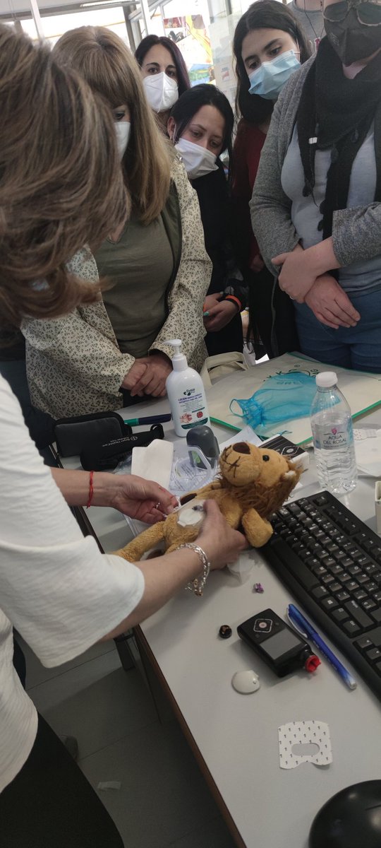 SAFAAlcala's tweet image. 📣 DIABETES #FormaciónComplementaria‼️
👇👇👇
El alumnado #CAE ha tenido una formación sobre #diabetes #bombainsulina y #sensor 👨‍⚕️👩‍⚕️
➡️ Formación impartida por madres de pacientes diabéticos #Trini #Mayo, acompañándolas también #Mamen médico del Hospital de Alcalá la Real