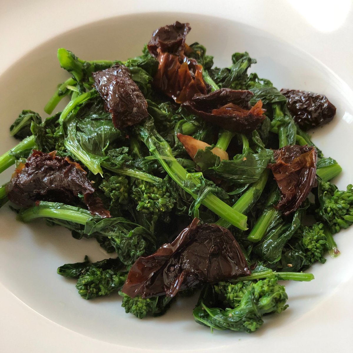 CiaoItaliaShow's tweet photo. It’s time to get your fill of #broccoli rabe and it is delicious sautéed in #garlic and #hotredpepper flavored olive oil.  Find the #recipe for tomatoes in olive oil on https://t.co/90Yh51sXWm #buonappetito #ciaoitalia at @PBS @PBSFood https://t.co/2hwi93gy9Y