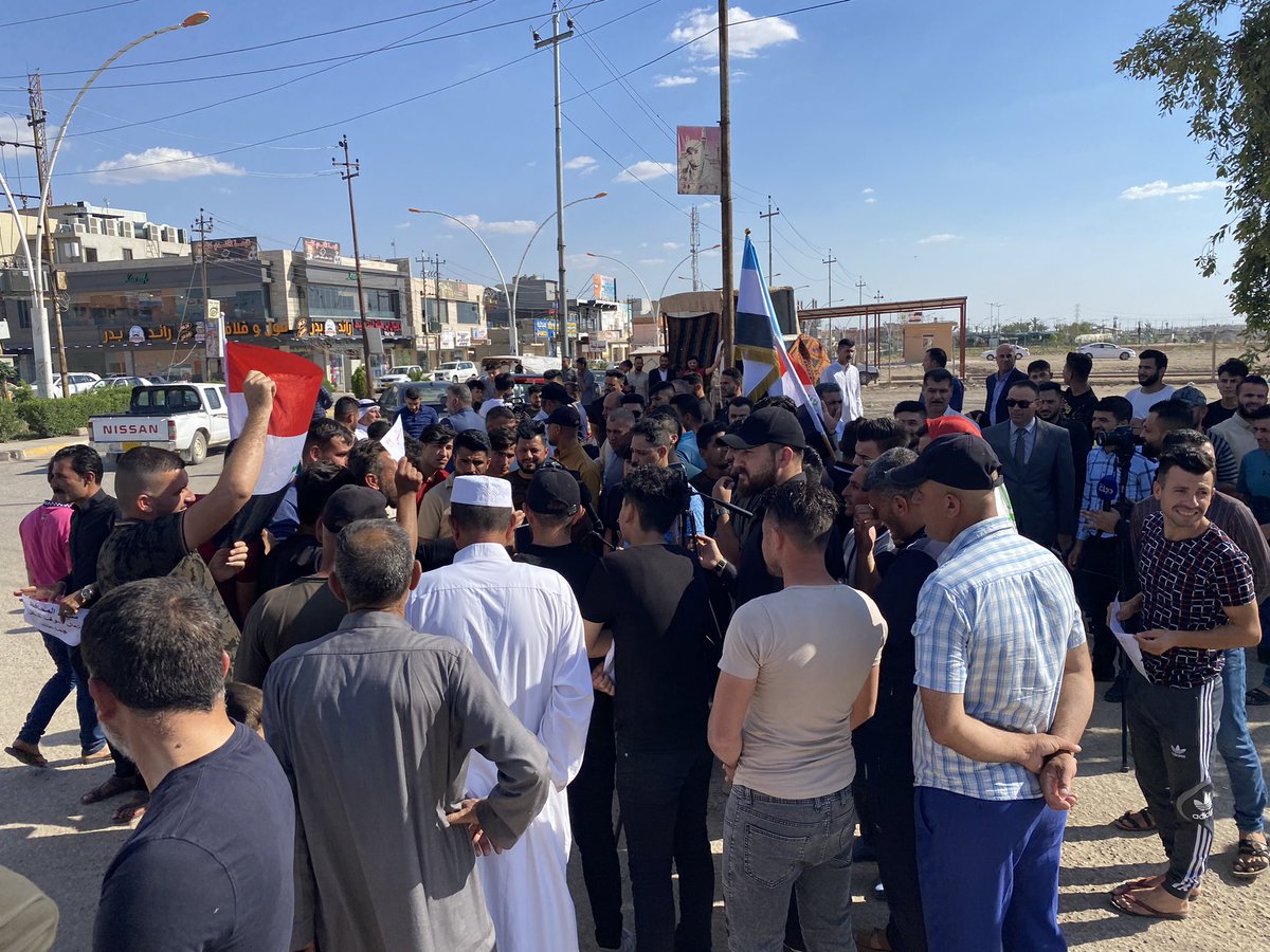 musa42k's tweet photo. خروج عشرات المواطنين في مظاهرة سلمية في سهل نينوى نا��ية برطلة ضد الحكومة المحلية بسبب الفساد وانعدام الخدمات وسرقة التخصيصات المالية للقرى 
#طريق_الحرير_مطلبنا https://t.co/QdRzvFbmne