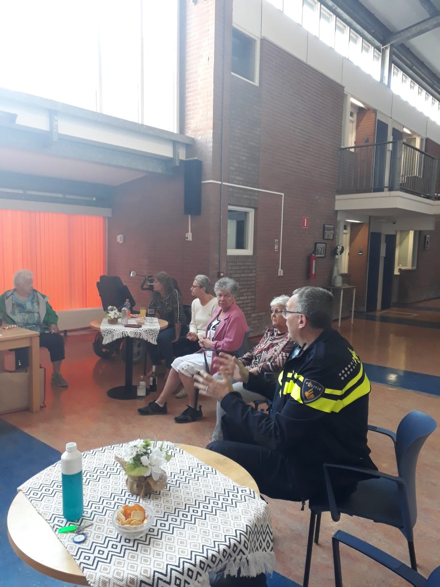 WA_AlphenRveld's tweet photo. Informele bijeenkomst Anton Constandse (Marketentster). Samen met wa Coen en hm Edith van Woonzorg, de vrijdag bijeenkomst van bewoners bezocht! Vele vragen beantwoord, praatjes gehouden en afspraken gemaakt. @WA_AlphenRveld @WoonzorgNL @POL_AlphenadRyn @247 @wijkagent @praatje https://t.co/sp9d0qgTGg
