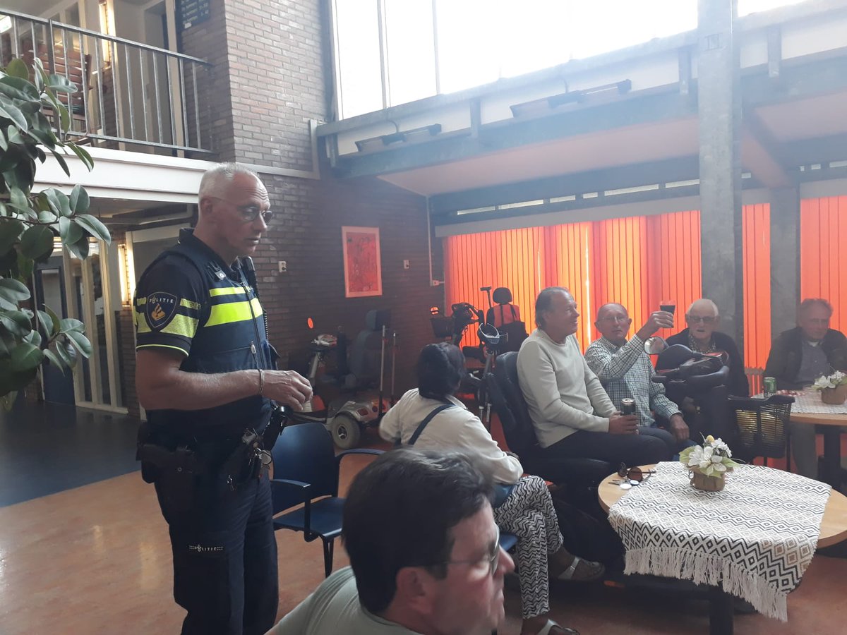 WA_AlphenRveld's tweet photo. Informele bijeenkomst Anton Constandse (Marketentster). Samen met wa Coen en hm Edith van Woonzorg, de vrijdag bijeenkomst van bewoners bezocht! Vele vragen beantwoord, praatjes gehouden en afspraken gemaakt. @WA_AlphenRveld @WoonzorgNL @POL_AlphenadRyn @247 @wijkagent @praatje https://t.co/sp9d0qgTGg
