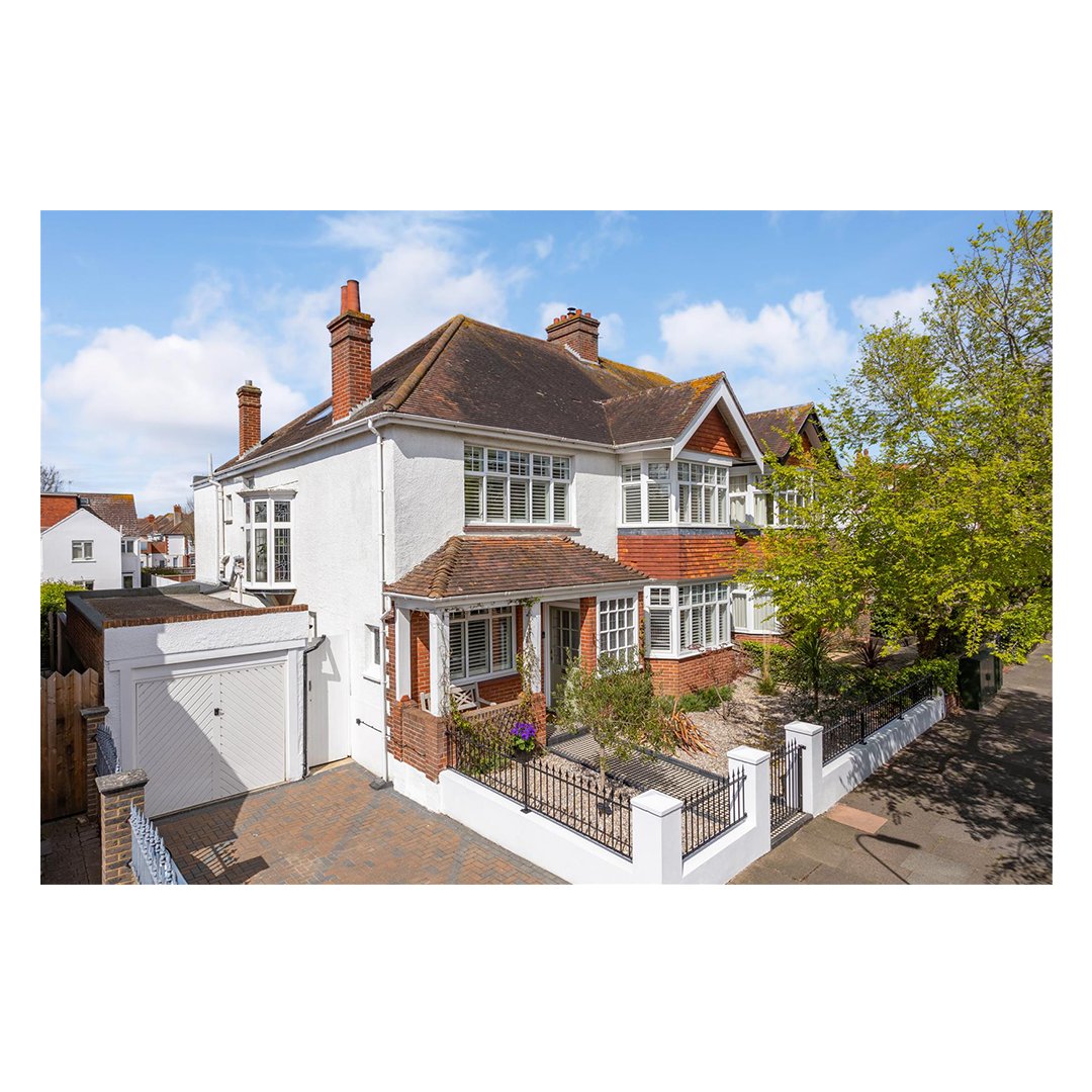 LextonsAgent's tweet photo. Sales - A simply stunning Victorian villa only moments from the beach. Situated on a wide tree-lined road this beautifully renovated home is exemplary in every aspect. 

Click here for more details: https://t.co/WhKtLsjIGx https://t.co/zkThJTjY6h