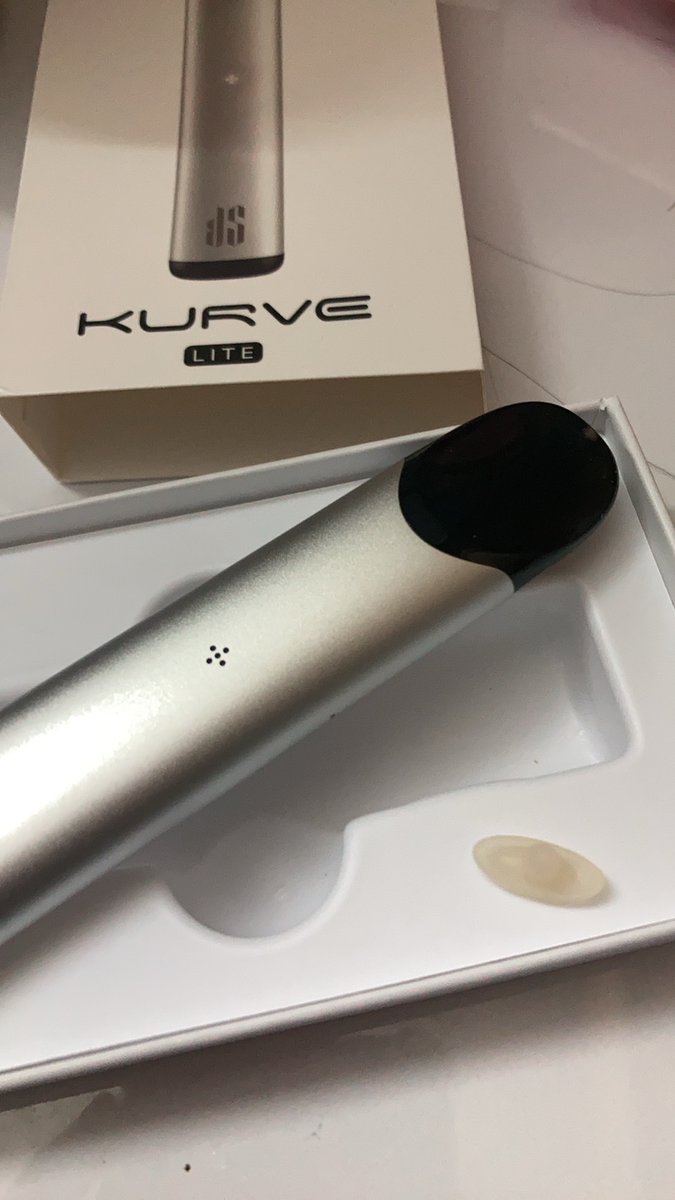 Sittthaa's tweet photo. KS KURVE LITE สีเงินมือ2 (ไม่มีสายชาร์จ) 300 ฟิลสูบไม่ต่างจากเครื่องรุ่นพี่
#พอตมือสอง #พอตราคาถูก #พอตไฟฟ้า 
#พอตks #บุหรี่ไฟฟ้ามือสอง https://t.co/3eCmQGAF3a