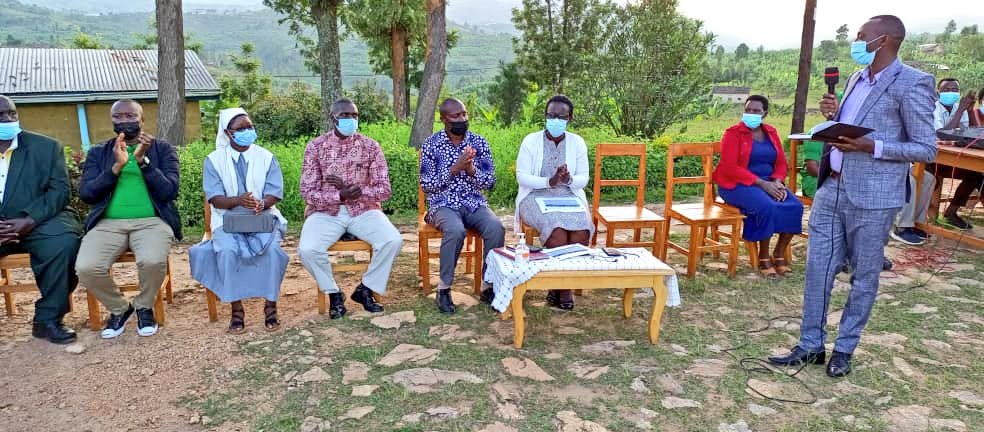 Muhangadis's tweet photo. 1/3
Kuri uyu mugoroba Mayor @KAYITAREJacky yitabiriye igikorwa cyateguwe na PSF y'i @CYEZA_Sect cyo gushyikiriza Umurenge inkunga zitandukanye zo kurandura ibibazo bihari bibangamiye imibereho myiza y'abaturage.Iki gikorwa cyari cyanitabiriwe n'abahagarariye ibyiciro bitandukanye https://t.co/5HFhdxCuPU