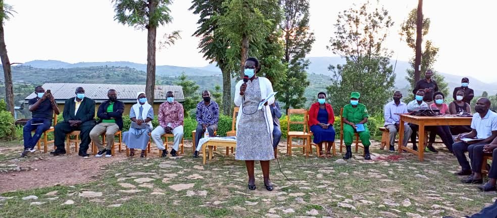 Muhangadis's tweet photo. 2/3
Mu butumwa bwe, Mayor @KAYITAREJacky yashimiye #PSF-Cyeza ku nkunga yatanze, yibutsa abakozi b'Umurenge n'Utugari ko kuba hafi y'abaturage no kubitaho baharanira icyabateza imbere mu nkingi zose ari inshingano zabo. https://t.co/8NXlhUZaku