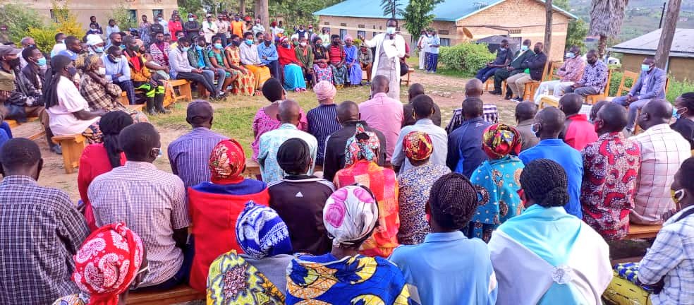 Muhangadis's tweet photo. 2/3
Mu butumwa bwe, Mayor @KAYITAREJacky yashimiye #PSF-Cyeza ku nkunga yatanze, yibutsa abakozi b'Umurenge n'Utugari ko kuba hafi y'abaturage no kubitaho baharanira icyabateza imbere mu nkingi zose ari inshingano zabo. https://t.co/8NXlhUZaku