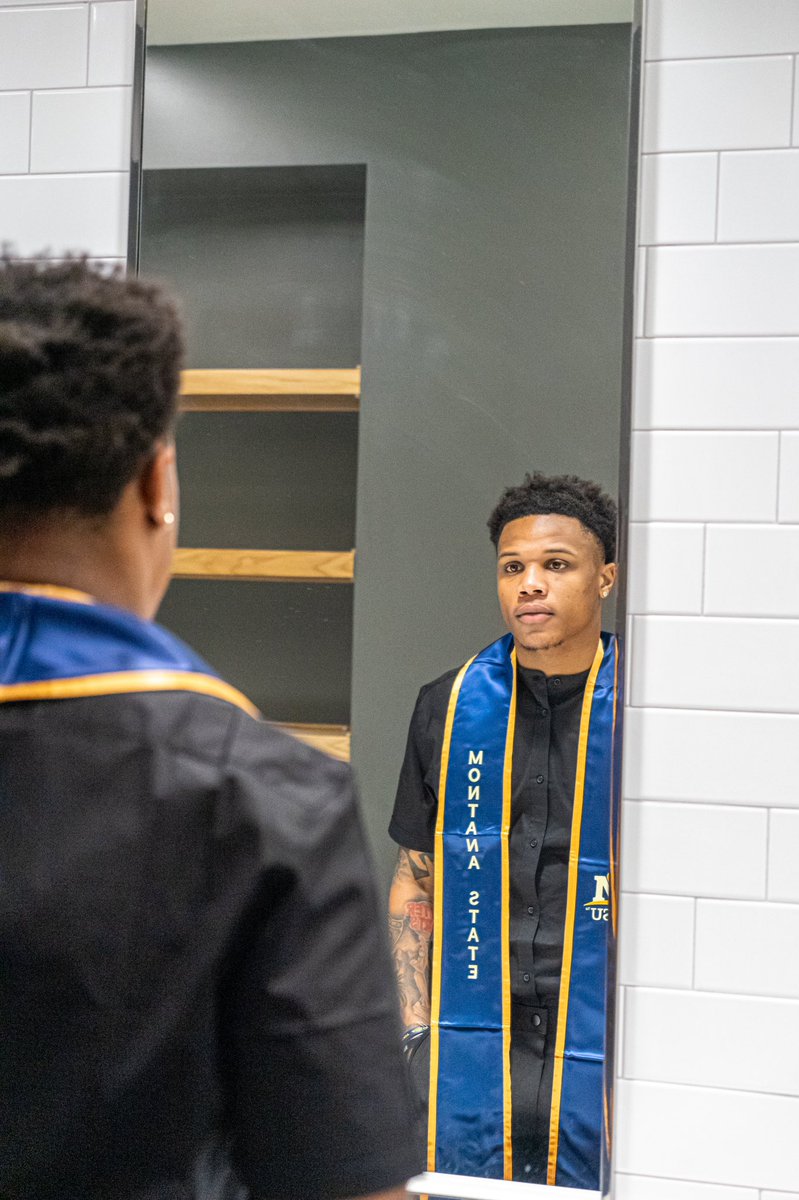 jazzzjr_'s tweet photo. Big Jazzzy and Joyce got to see their only son walk across the stage, I just thank God ๐คฒ๐ฝ.
#RIPMarkcus #RIPJasmine #RIPGrannyLaura
๐ธ:@MadronaKalani https://t.co/AlFtiZIzzQ