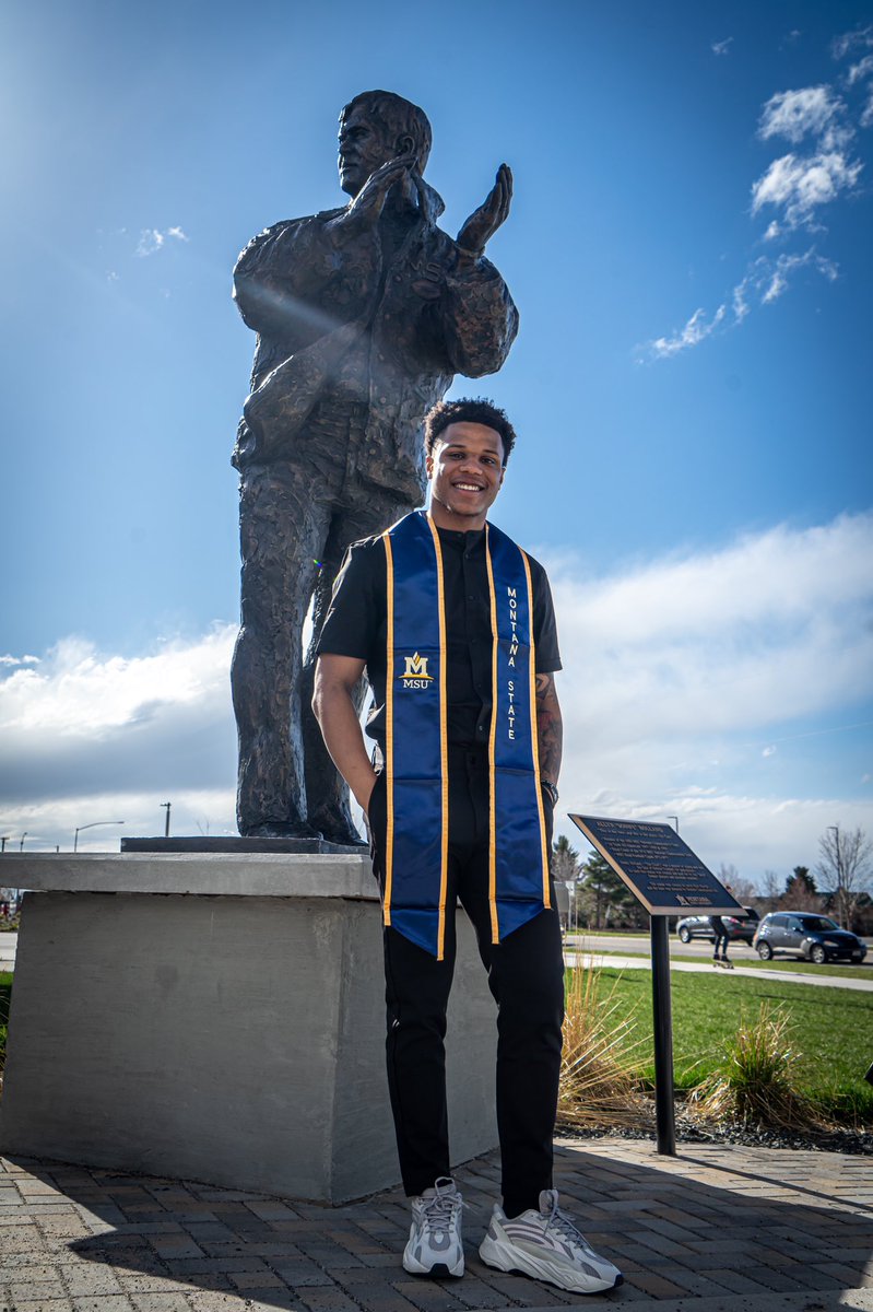 jazzzjr_'s tweet photo. Big Jazzzy and Joyce got to see their only son walk across the stage, I just thank God ๐คฒ๐ฝ.
#RIPMarkcus #RIPJasmine #RIPGrannyLaura
๐ธ:@MadronaKalani https://t.co/AlFtiZIzzQ