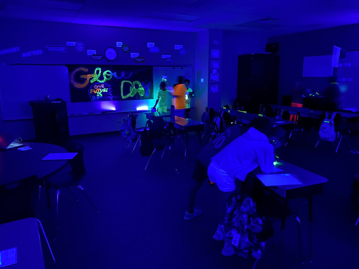 ronettateach1's tweet photo. And for our @TISDCES @TomballMath #STAAR review finale…GLOW DAY! 🥰
#STAARWars #ReviewWeek https://t.co/mlvmMyhWKm