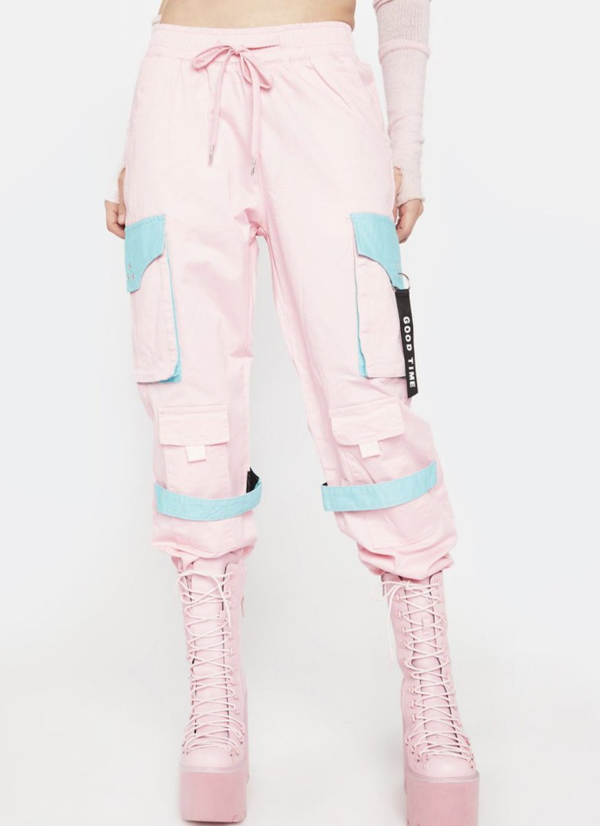 bitpixi's tweet photo. Shopping for #bitpixi #NFTNYC2022 fashion in @cryptovoxels #pastelisland and @super_yeti styles.
1/3rd of the things I got from @dollskill: https://t.co/vaTCHgGXLR