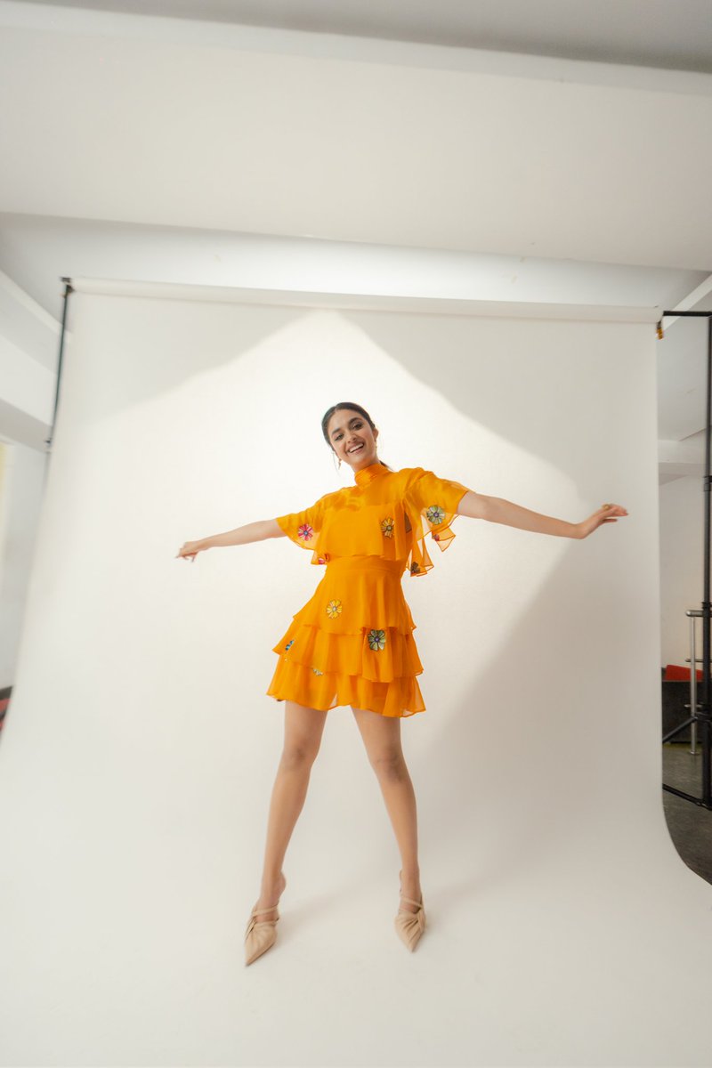 KeerthyOfficial's tweet photo. Flower Power 🧡
#SVPPromotions https://t.co/9DuBzhNW1t